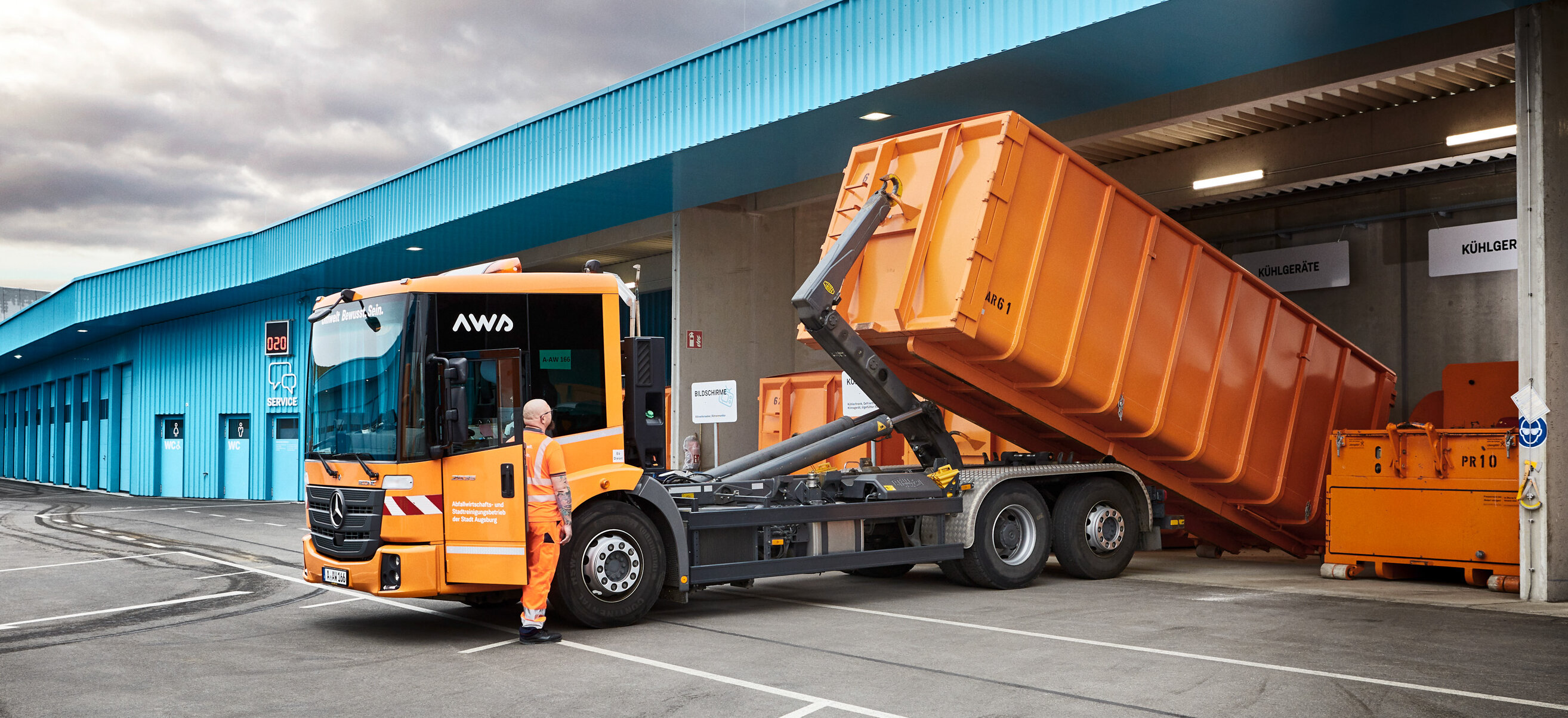 LKW lädt Wertstoff-Container am Wertstoff- & Servicepunkt Holzweg ab