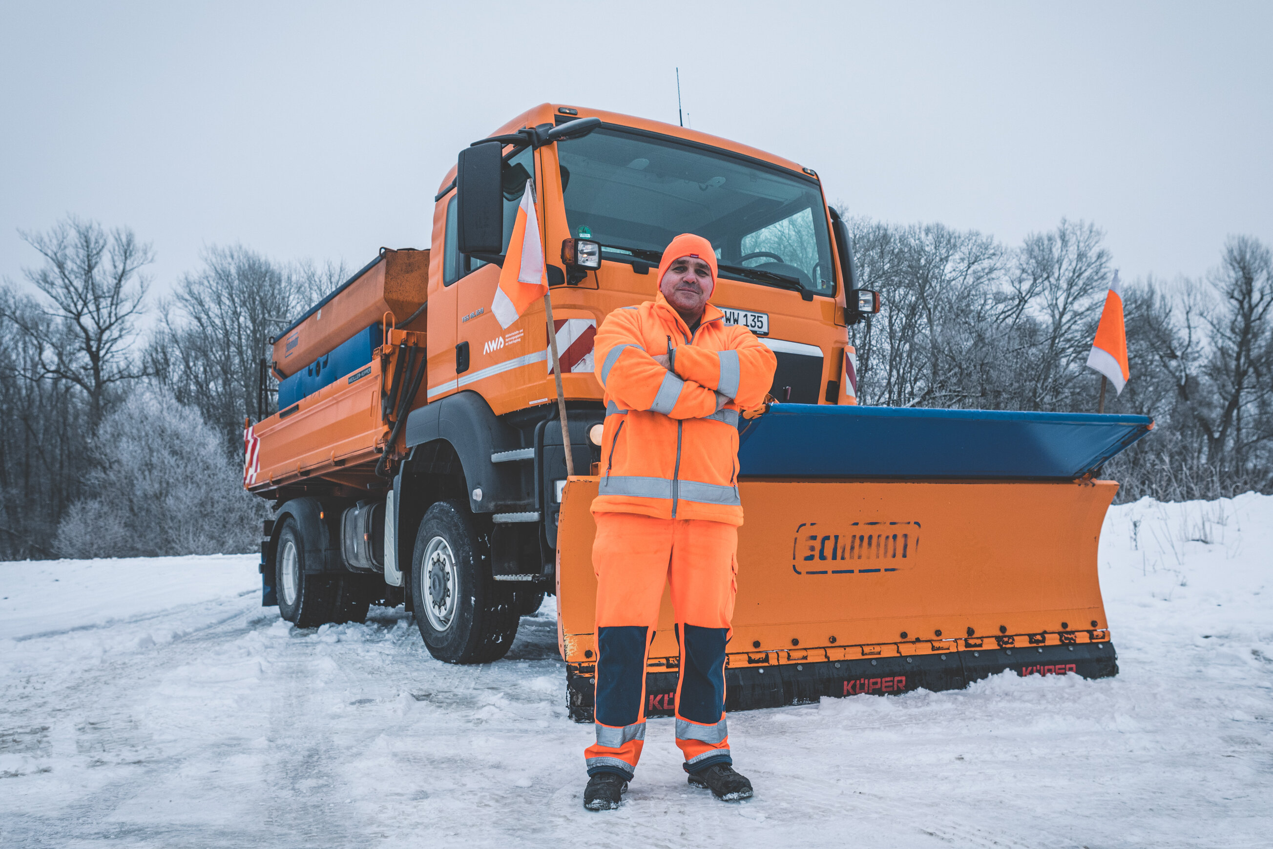 AWS-Mitarbeiter vor Winterräumfahrzeug 