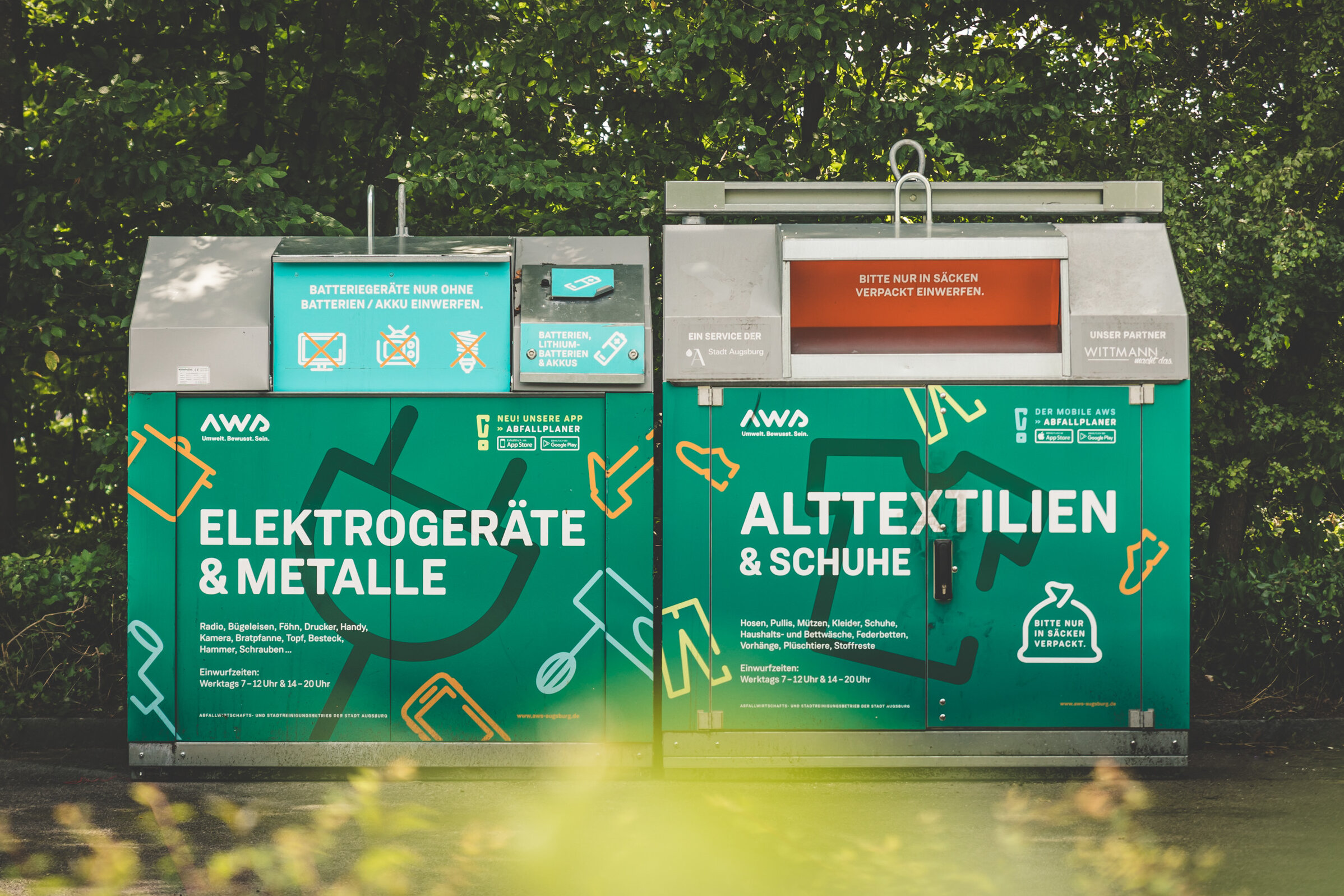 Container für Elektrogeräte & Metalle neben Container für Alttextilen & Schuhe