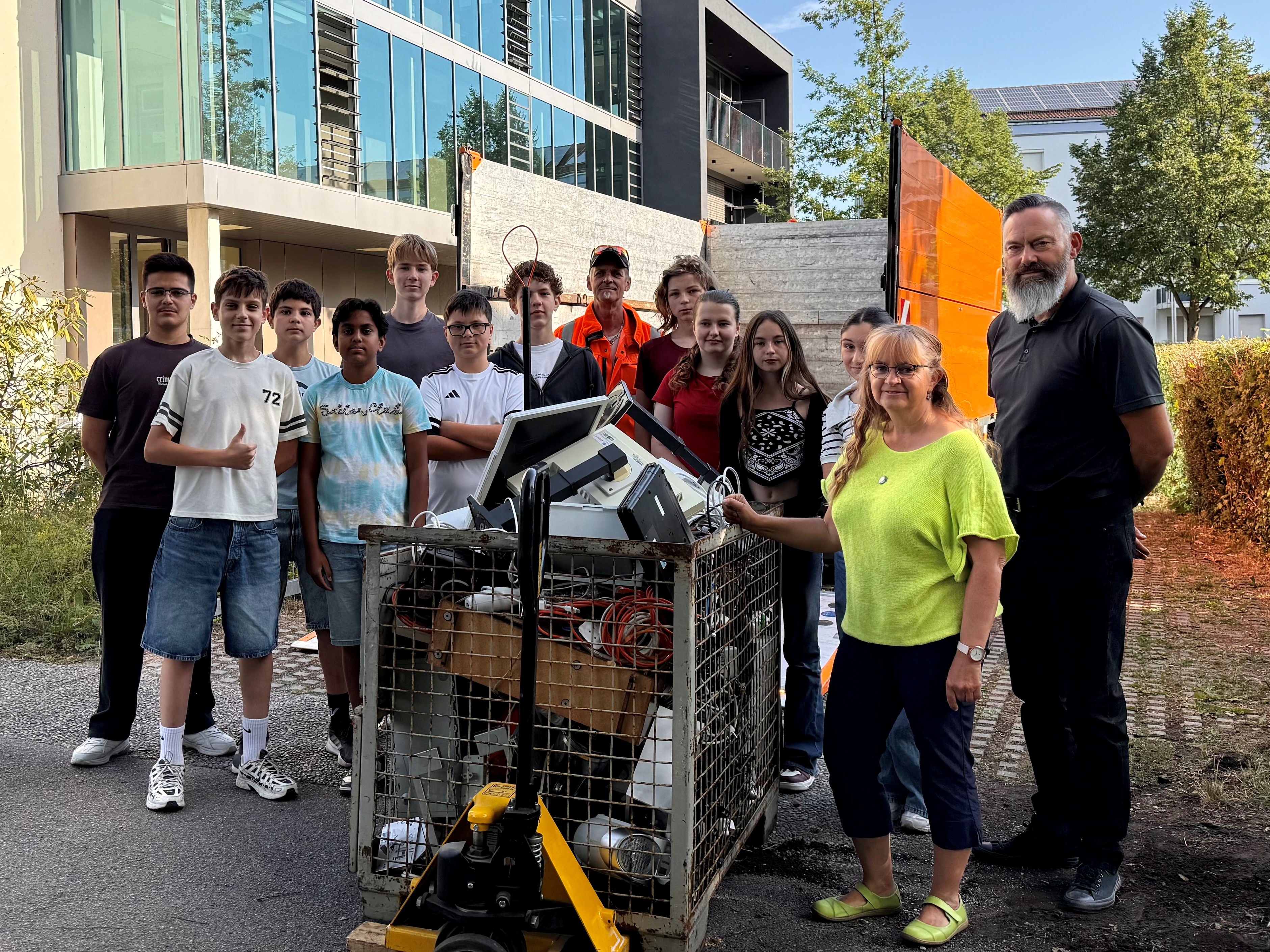Schülerinnen und Schüler der Umwelt AG und der Klasse 7al mit Schulleiter Joseph Warner, Lehrerin Isabelle Kirschner und Rüdiger Kießling (AWS) Schülerinnen und Schüler der Umwelt AG und der Klasse 7al mit Schulleiter Joseph Warner, Lehrerin Isabelle Kirschner und Rüdiger Kießling (AWS)